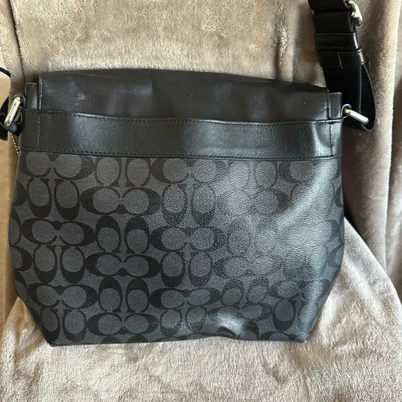 Coach Signature Black Men's Messenger Bag - Picture 2 of 4